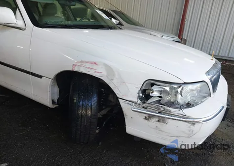 2004 Lincoln Town Car Signature из США, поврежденный, VIN 1LNHM81W54Y659610